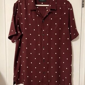Polka Dot Short-Sleeve Button-Down Shirt in Burgundy